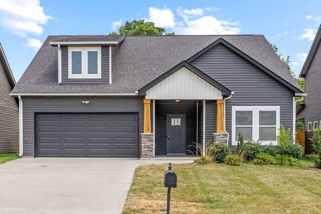 Building Photo - Pet Friendly Three Bedroom with Bonus!