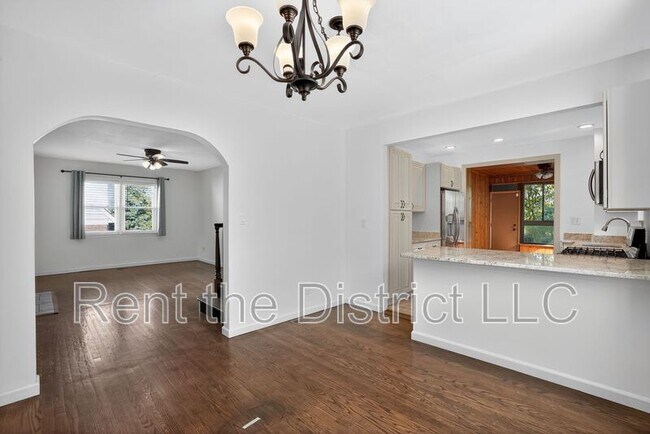 Photo - 3225 Chestnut St NE