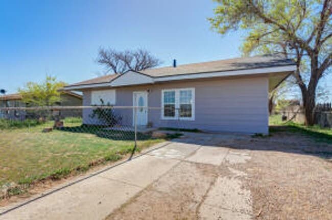Building Photo - 3 bed 1 bath now available near MLK