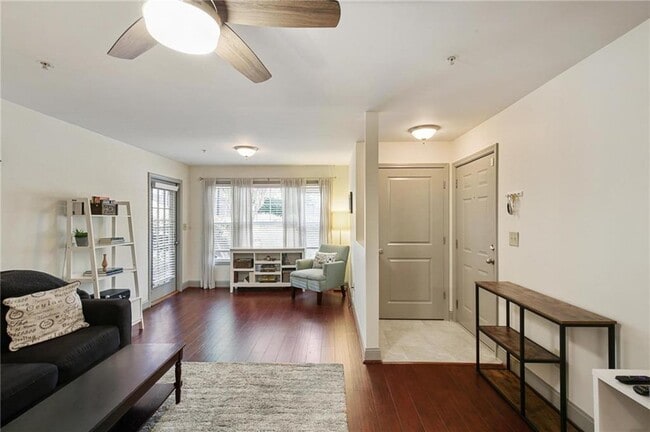 Photo - 1002 Madison Ln S E