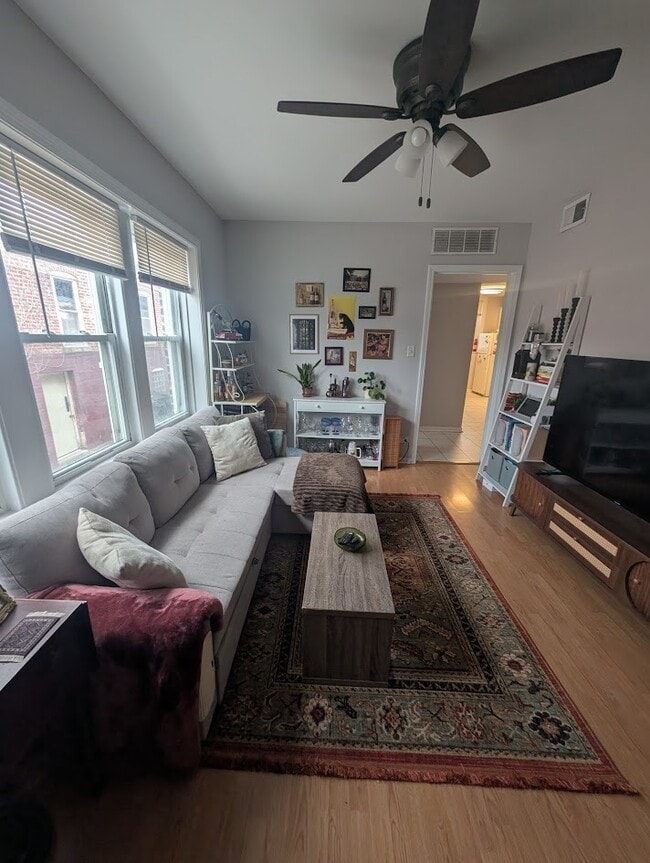 Photo - 2344 W Barry Ave Unidad 1