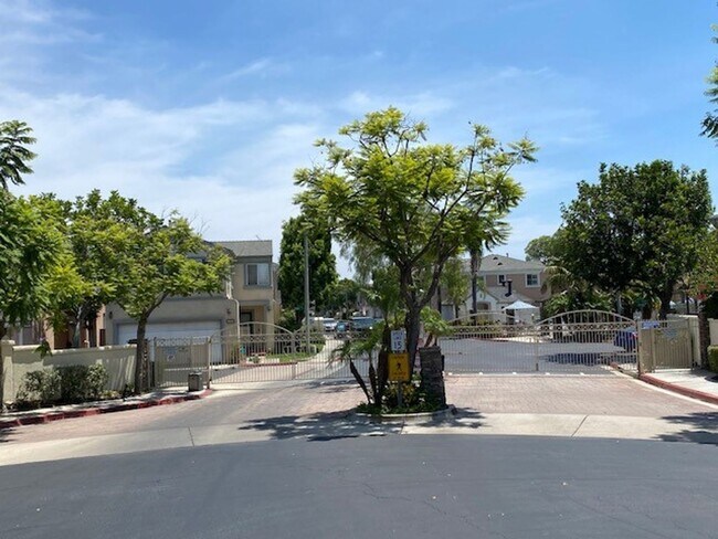 Photo - Tustin Grove: 3 Bedroom 2.5 Bath Attached ...