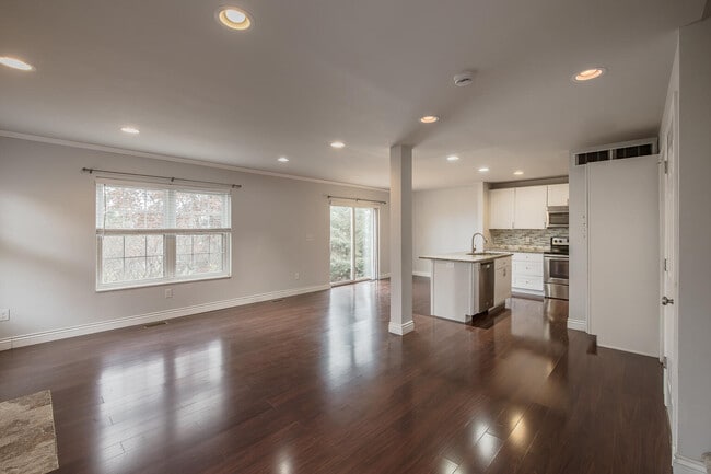 Photo - 324 Stratford Ln