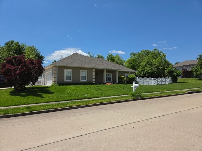 Building Photo - 3 bd, 2 ba house in SW Katy Lake Estates subdivision, fenced, w/d included, corner lot