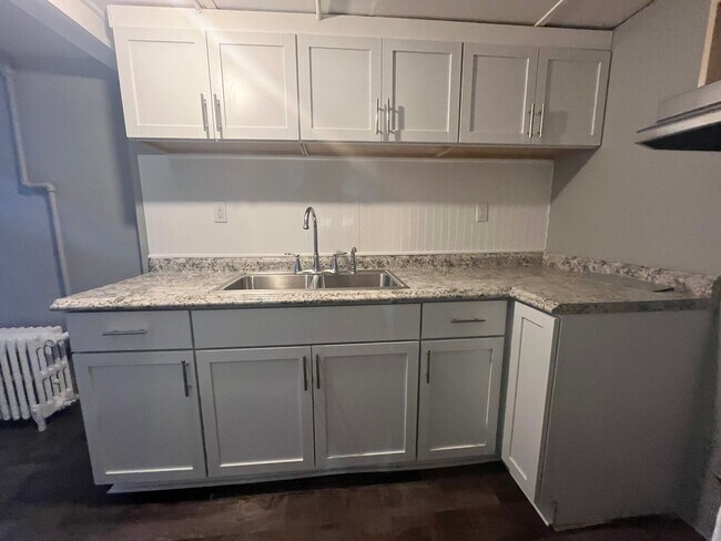 Building Photo - 1727 Reaney Ave E Unit #0