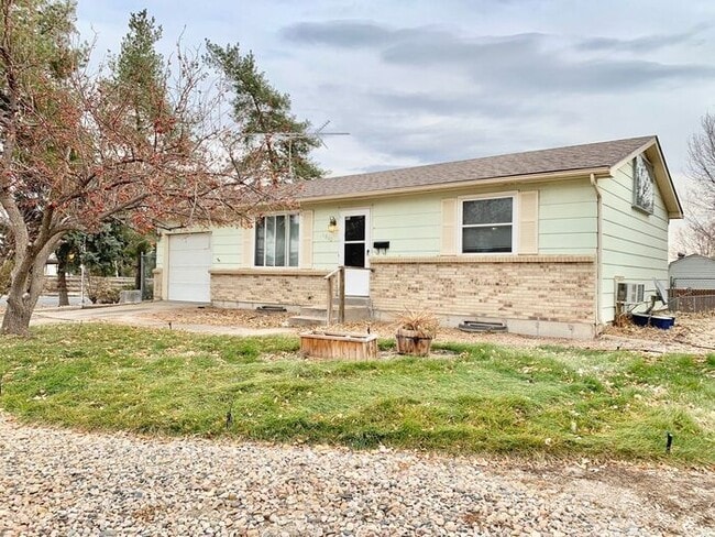Building Photo - Spacious 3 Bedroom 2 Bath Ranch Style Home...