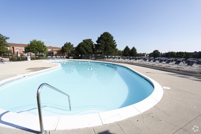 Pool - River Road Apartments