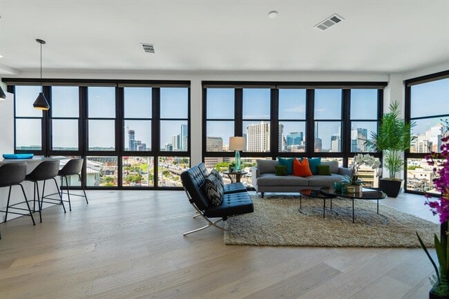 Photo - 800 Embassy Dr Unidad 525