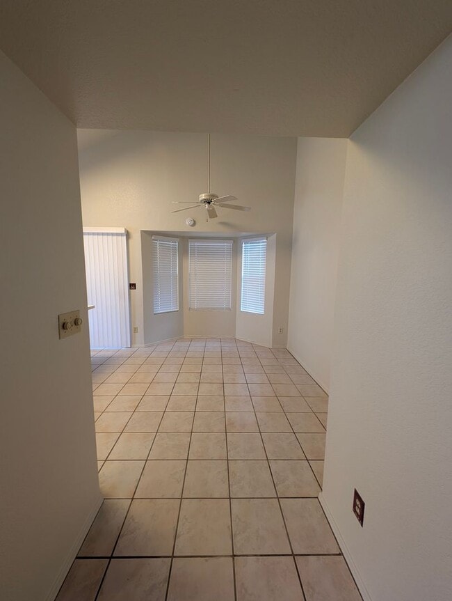 Photo - 2325 E Lakecrest Dr