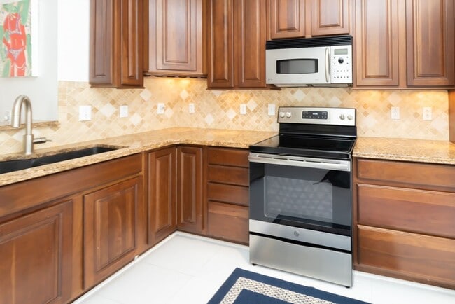 Photo - Lovely Townhome Available In Yacht Cove
