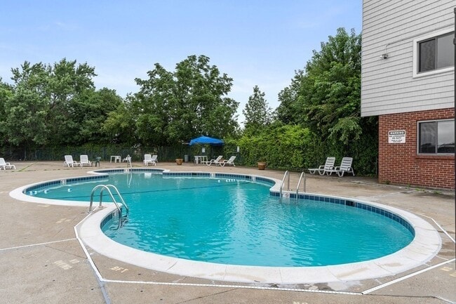 400 Governors Dr Unit 27