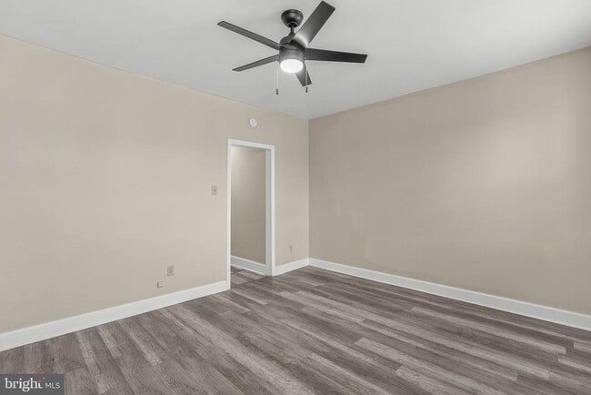 Photo - 2440 Carpenter St