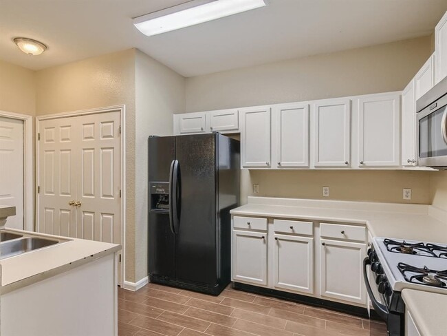 Photo - 2858 Southampton Way