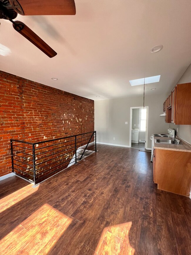 Photo - 1867 Clarence St Unit 2nd Floor