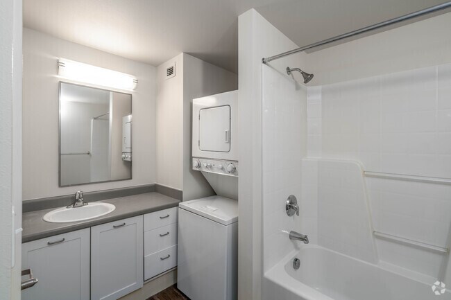 1BR, 1BA - 620SF - Bathroom
