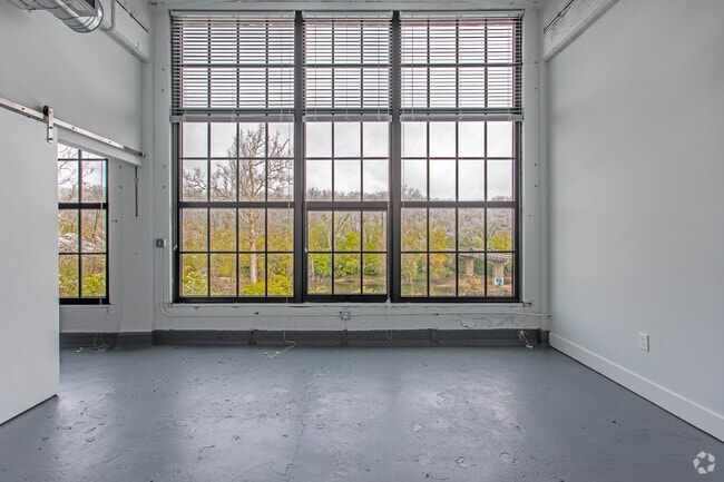 1Br,1Ba - 912 SF