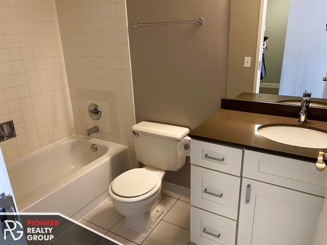 Photo - 2551 N Clark St