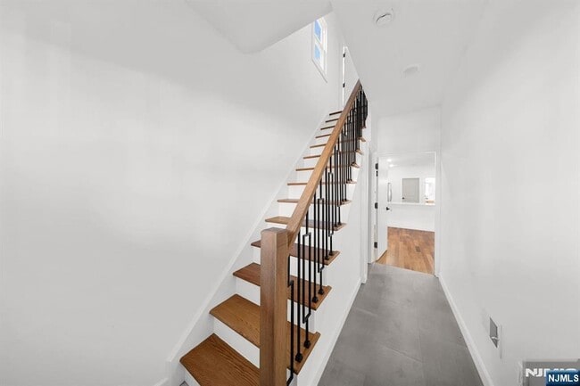 Photo - 319 William St