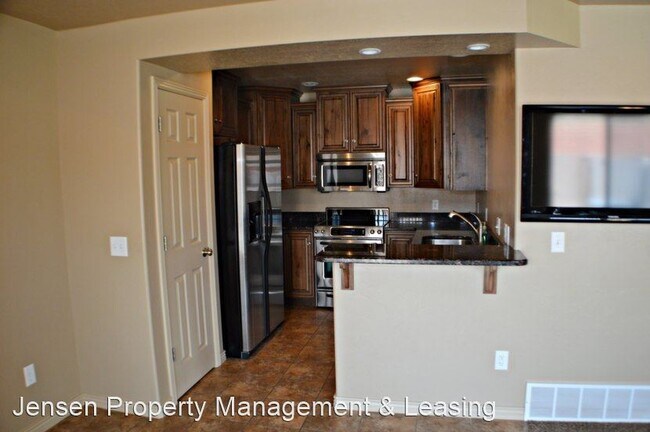Photo - 3 br, 3 bath House - 1000 East Bluffview D...
