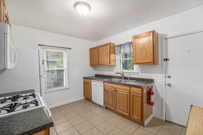Building Photo - 853 Madison St Rental