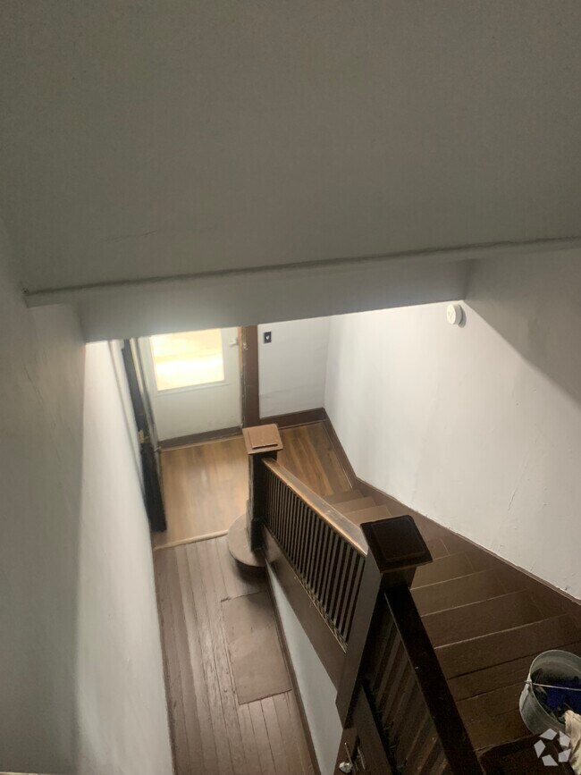 Building Photo - 276 E 6th St Unit Upper Rental