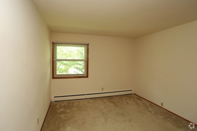Second bedroom - Oak Park Apartment Homes