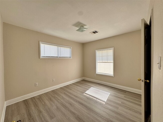 Photo - 827 Becker St