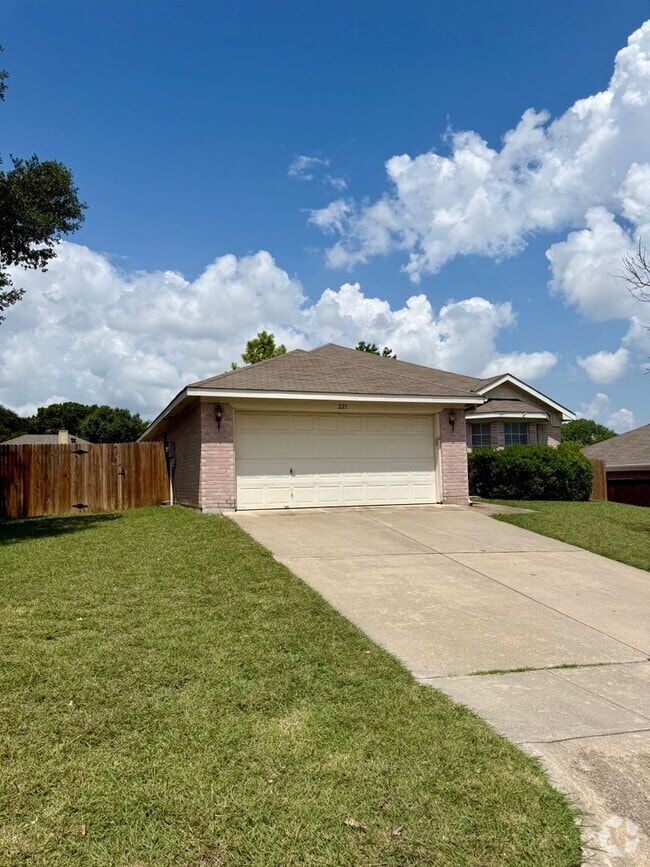 Building Photo - COMMUTER FRIENDLY / ESTABLISHED NEIGHBORHOOD Rental
