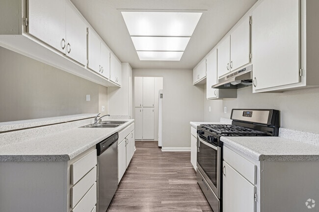 2BR, 2BA - 850SF - Kitchen