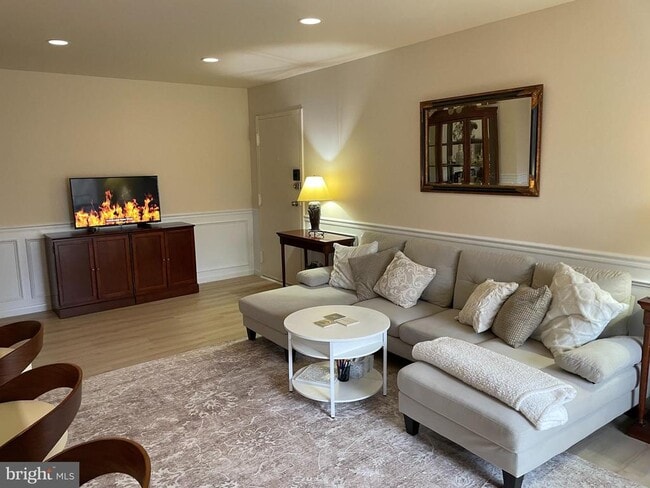 Building Photo - 8310 Tobin Rd Unit 21