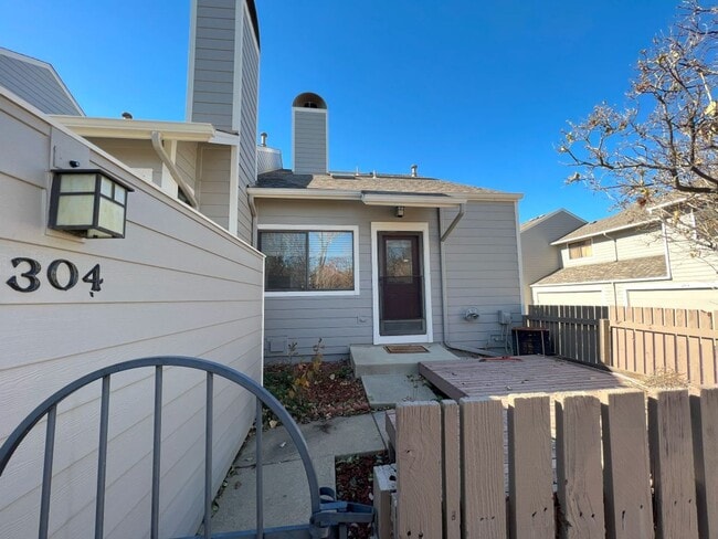 Building Photo - 304 S Taft Ct