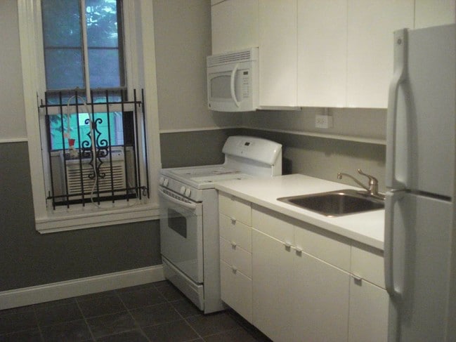 Kitchen - 2404 Parrish St Unit 1