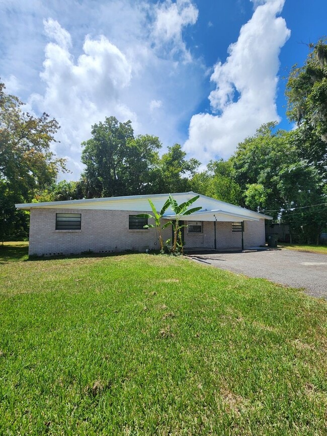 Building Photo - 4 Bedroom Single Family Home