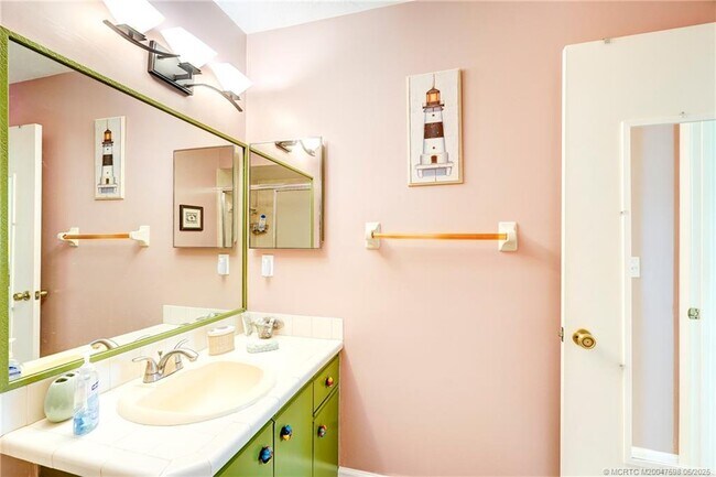 Building Photo - 2950 SE Ocean Blvd Unit 122-5 Rental
