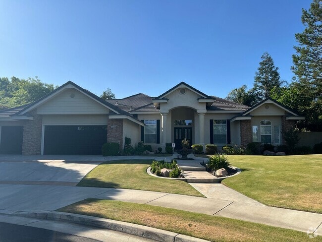 Building Photo - Gated Grand Island Home!