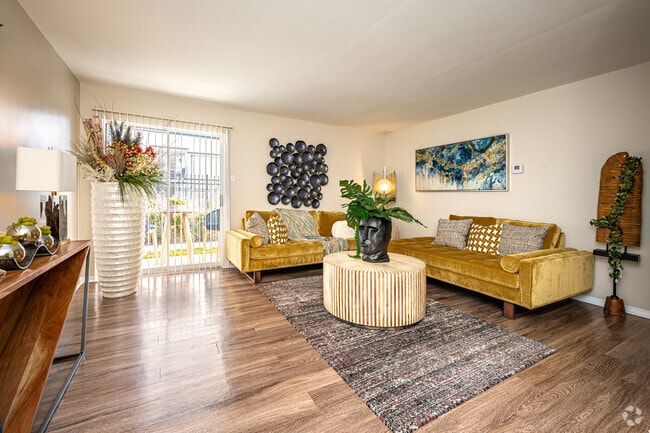 2BR, 2BA - 1,043SF - Living Room