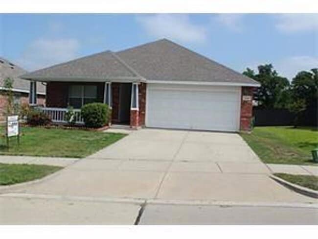 Building Photo - Great House in Aubrey!