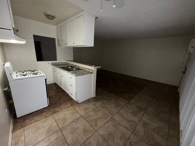 Photo - 937 E Avenue R