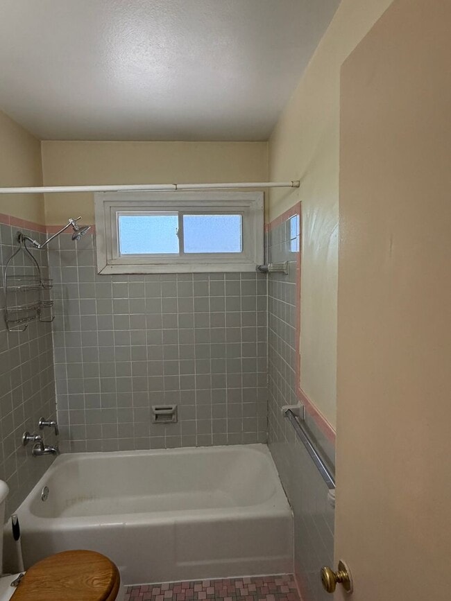704 Robinwood Ln