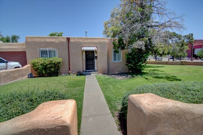 Building Photo - Albuquerque Country Club Townhome !!!!!