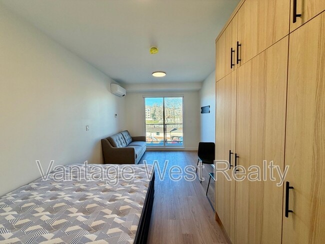 Photo - 1380-1380 Pridham Ave