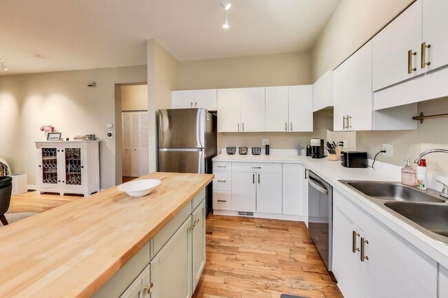 Photo - 1640 W Diversey Pkwy Unit 4