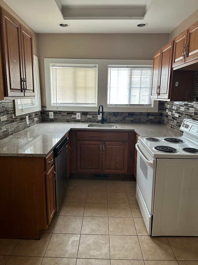 Photo - 201 E Iroquois Rd