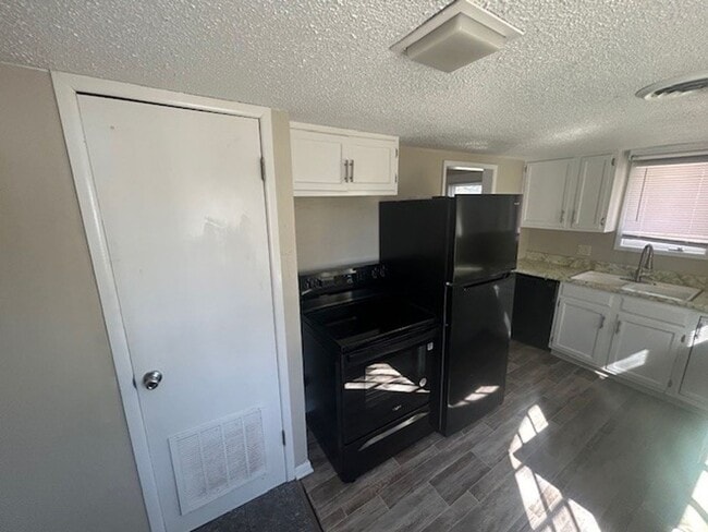 Building Photo - 634 S Fountain St