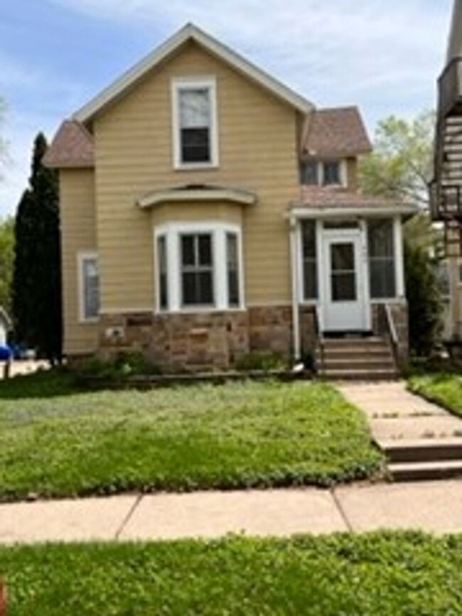 Nice 4 Bed, 2 full bath house. - Nice 4 Bed, 2 full bath house.