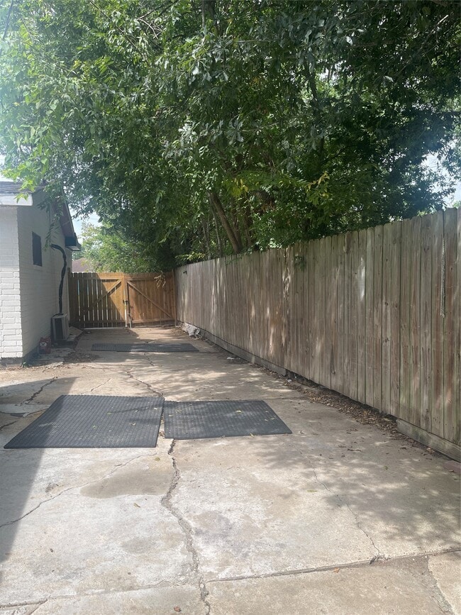 13105 Chiswick Rd