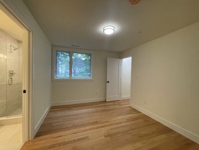 Photo - 18 Kempton St Apartments