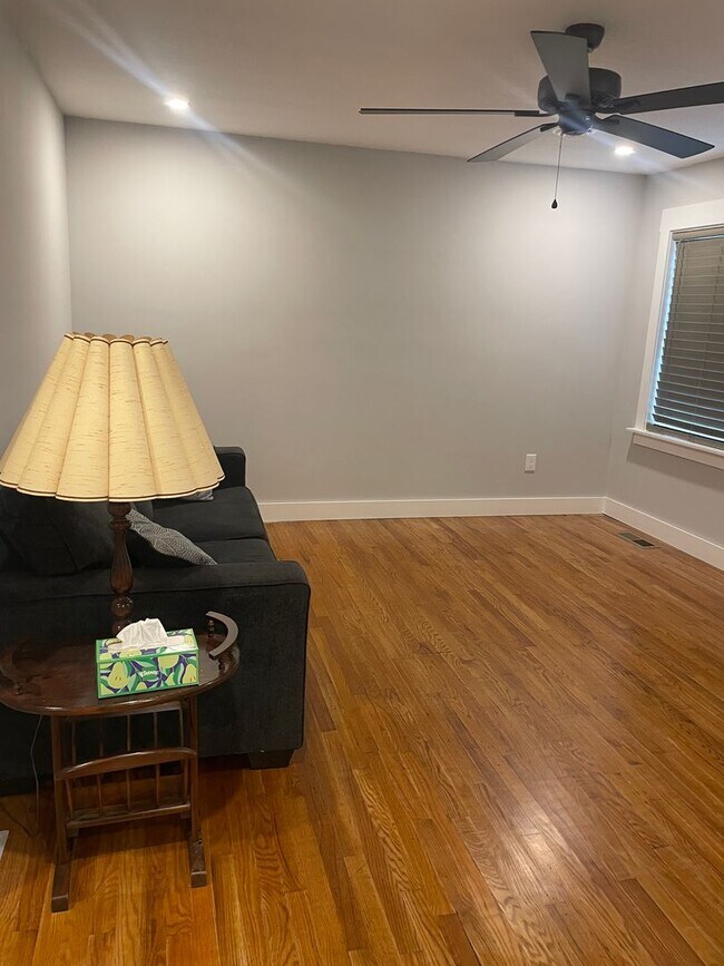 Photo - Knoxville 37914 - Adorable 2 bedroom, 1 bath home - Contact Lisa Vineyard and Shannon Russell (86...