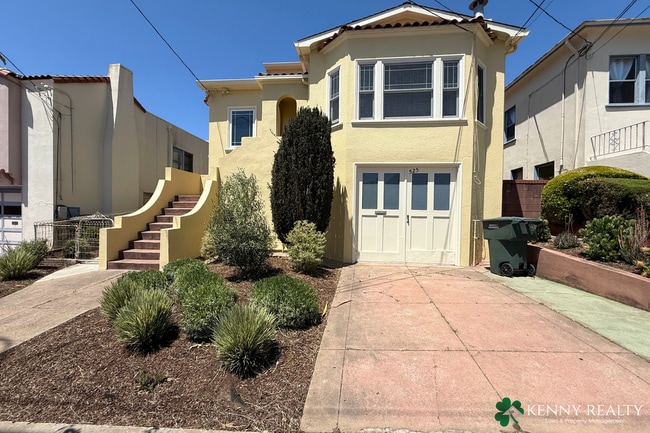 Spacious 3 Bedroom Home in Sign Hill Neigh... - Spacious 3 Bedroom Home in Sign Hill Neigh...