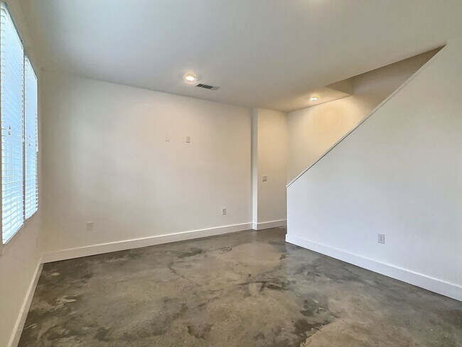 Photo - Flat for Rent in Hampstead!